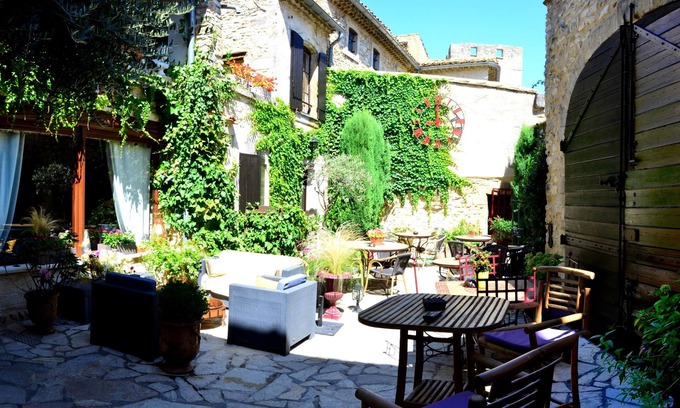 Saint-Laurent-des-Arbres Hotel | Hôtel Le Saint Laurent