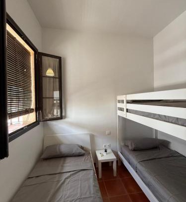 Tocina House | Habitación Triple con baño compartido SEVILLA DELUXE LOS ROSALES
