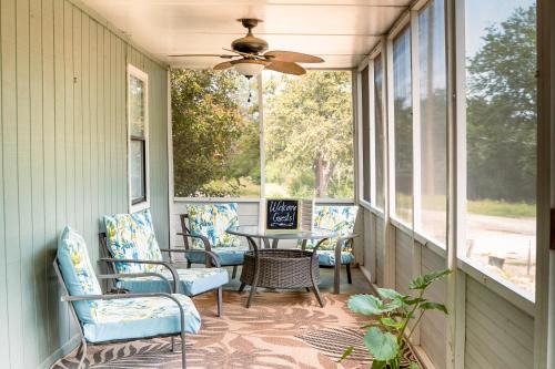 New Braunfels House | Hadley's House - A Country 3 Bdrm with Screened-In Porch