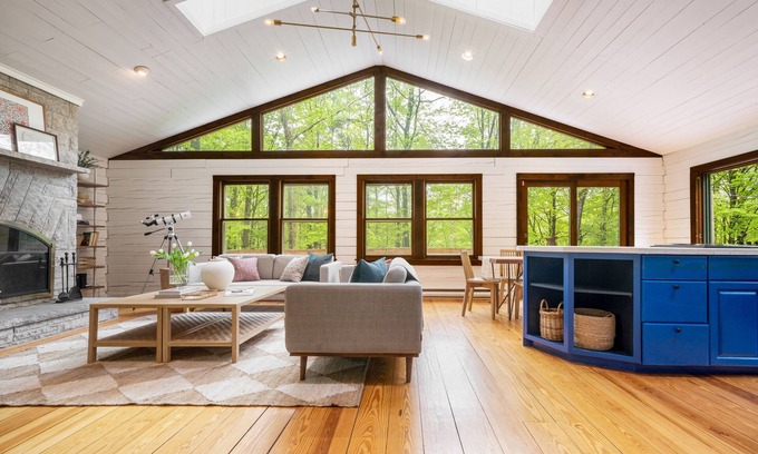 Great Barrington Cabin | Half Moon by AvantStay | 4BR Cabin w/Large Deck & Yard