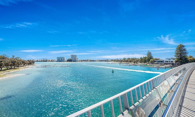 Halls Head House | Halls Head Haven w/Seaviews :2BR/2BA Beachfront!