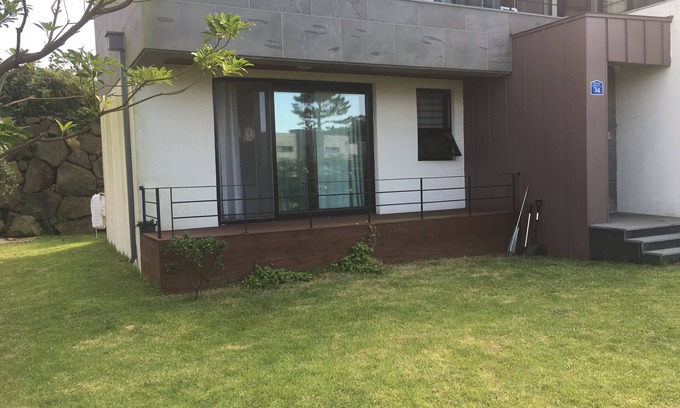 Jocheon House | Hamdeok Beach View Townhouse villa, Private, Spacious Yard, Spacious,Dogs available, Family friendly