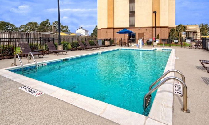 Dunn Hotel | Hampton Inn by Hilton Dunn
