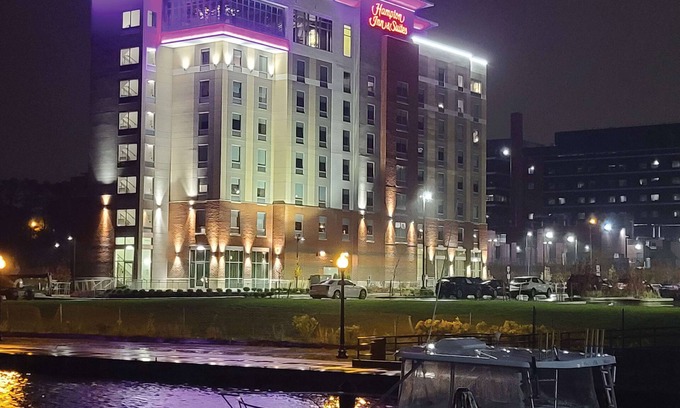 Erie Hotel | Hampton Inn & Suites Erie Bayfront