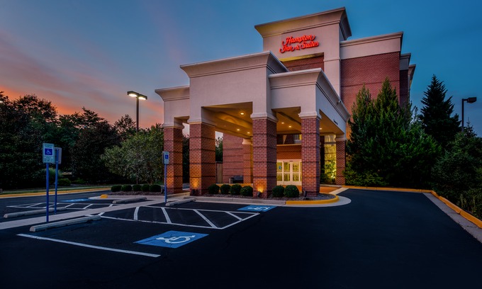 Herndon Hotel | Hampton Inn & Suites Herndon-Reston