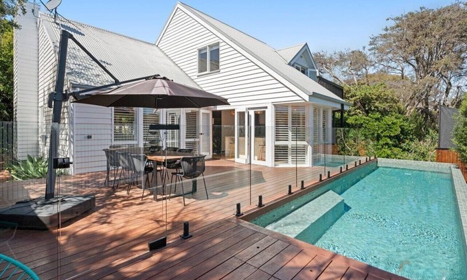 Blairgowrie House | HAMPTON'S STYLE BEACHSIDE HOLIDAY ESCAPE & GAS HEATED POOL, HUGHES, SORRENTO