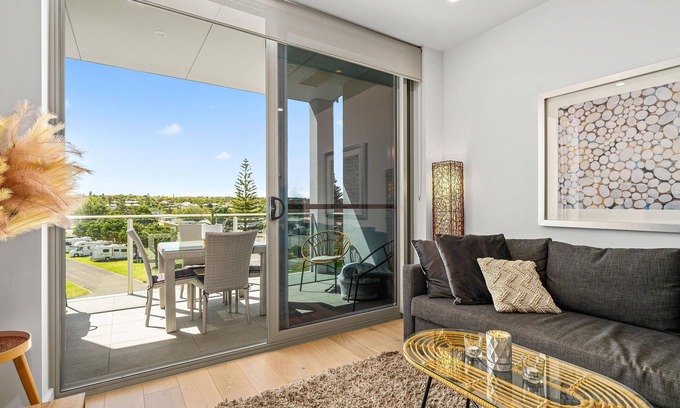 Moana Apartment | Hamptons by the Beach ~ Moana - Brand New 2 Bed Coastal Apartment 50m from the Sea