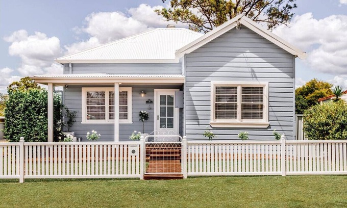 Aberdare House | Hamptons House in the Hunter Valley With Fire pit