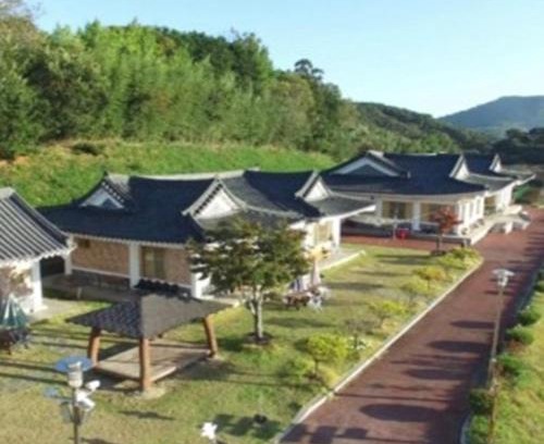 Jangseong House | Hanok Stay Daldojimaeul Pension