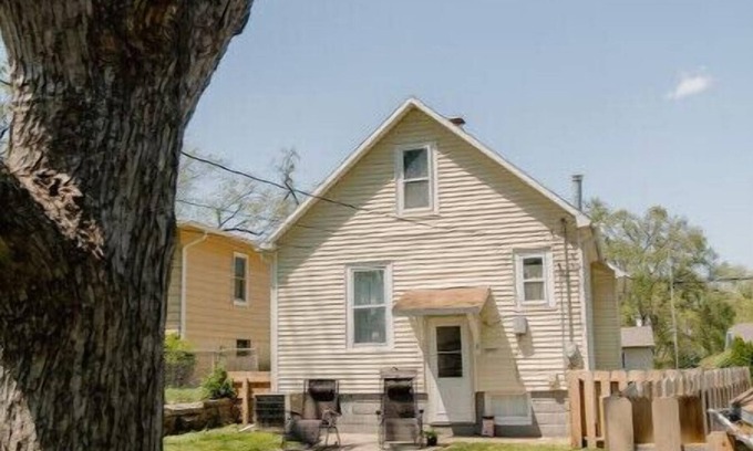 Southeast Omaha House | Hanscom Home-Infant&Pet friendly-traveling nurses- 8 mins from zoo/downtown