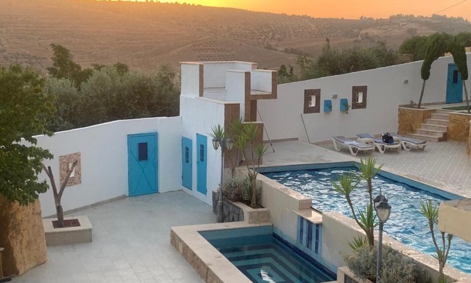 Suwailih Ski Chalet | Happy Feet chalet المزرعة السعيدة