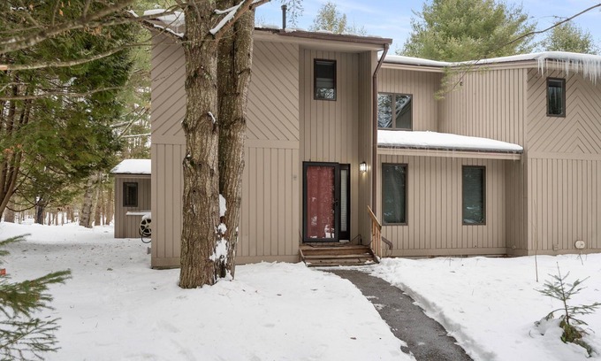 Harbor Springs Condo | Harbor Cove 108 SKI! Beach! Tunnel of Trees!
