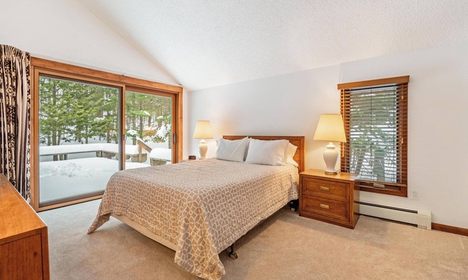 Harbor Springs Condo | Harbor Cove 78- Harbor Springs Condo with private beach & close to skiing