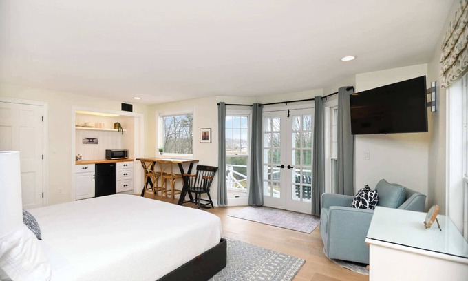 York Apartment | Harbor View – Cozy Retreat for 2