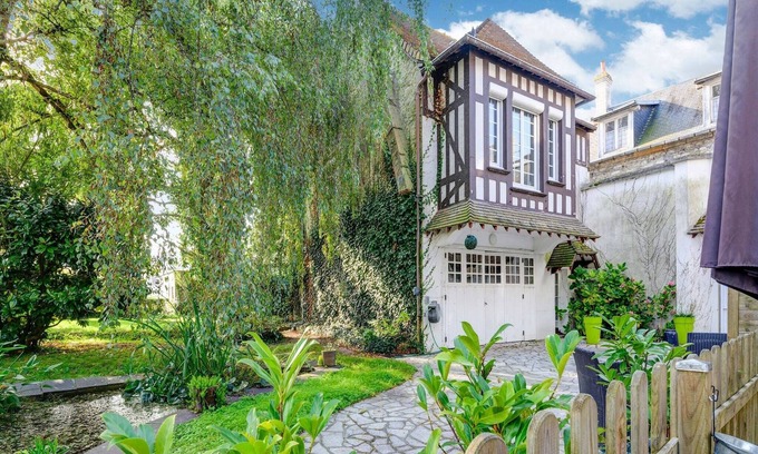 Isigny-sur-Mer Cottage | Harbor View Hideaway