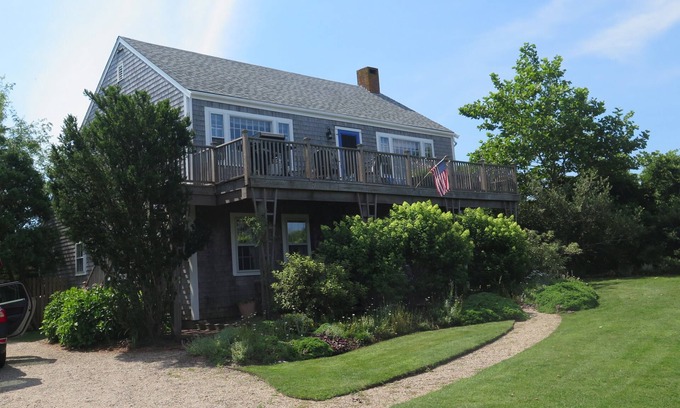 Monomoy House | Harbor view in Monomoy! Last minute availability in August