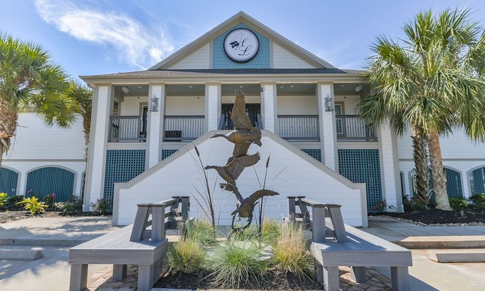 Hitchcock Hotel | Harborwalk Lodge