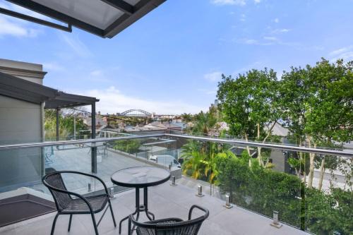 Birchgrove Apartment | Harbour Glimpses & Modern Comfort