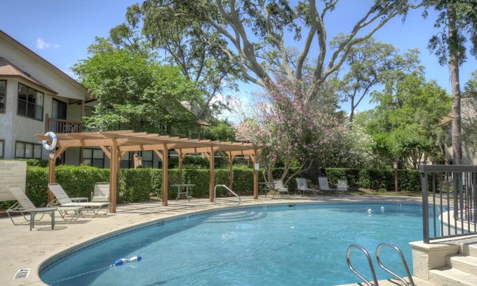 Saint Simons Island Condo | Harbour Oaks Condo Pool + Patio Walk to Pier Village