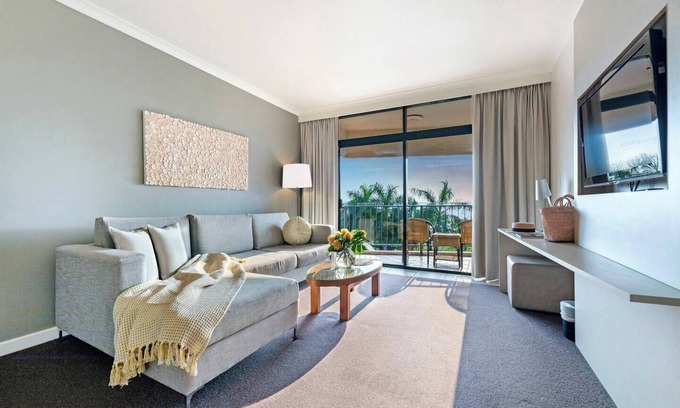 Darwin City Centre Apartment | Harbourfront Darwin Escape with Sea Views and Pool