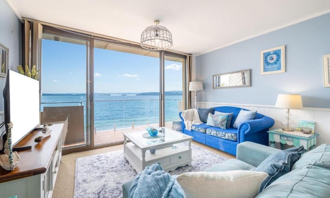 Soldiers Point Apartment | Harbourside 14, 3-7 Soldiers Point Rd - waterfront magic