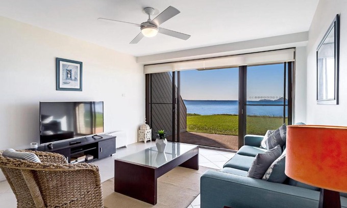 Soldiers Point Apartment | Harbourside Unit 2 7 Soldiers Point Road