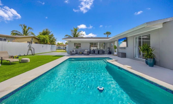 Miami Gardens House | Hard Rock Stadium 5 min Home Pool Retreat