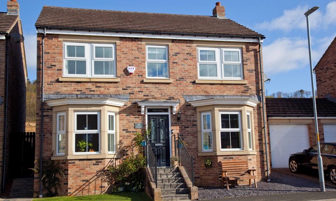 Rothbury House | HAREFIELD, pet friendly, with a garden in Rothbury