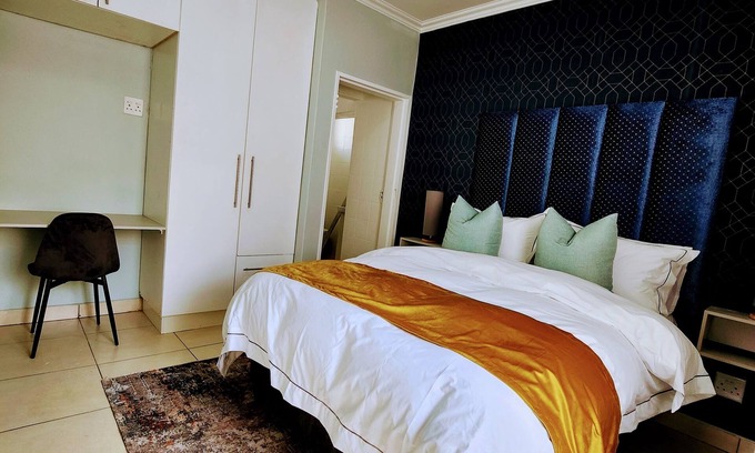 Greater Johannesburg Metropolitan Area Cottage | Harmony Apartment: Stylish 1-Bedroom in Parkmore with Uninterrupted Solar Power