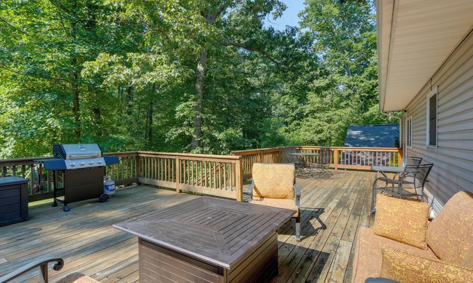 Kabletown Cabin | Harpers Ferry Cabin - Walk to Private Lake!