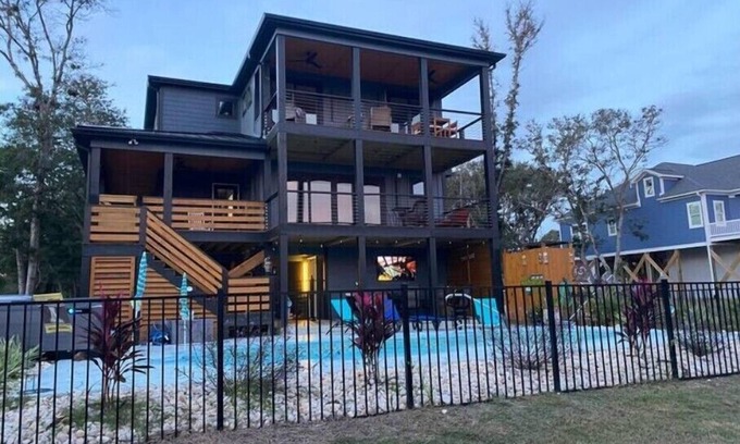 Long Beach Apartment | Harrell’s Haven-Waterfront, Dock, Pool/Hot tubnn