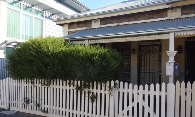 Adelaide Central Business District Cottage | Harriett's Cottage (in the SE corner of Adelaide city)