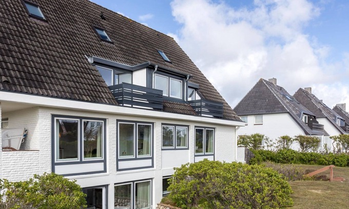 Wenningstedt-Braderup Apartment | Haus Weissenburg Whg. OG West - Beautiful 2-room vacation apartment close to the beach with
