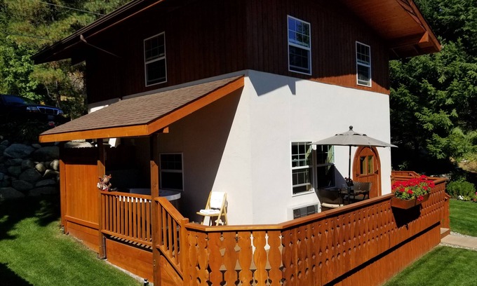 Leavenworth Ski Chalet | Haus Hanika B&B-The Chalet- Private hot tub Only 1 Mile from Downtown!