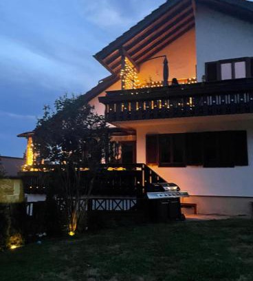 Burgrieden Villa | Haus in Laupheim - 6 Personen - Whirlpool - Garten - 3 Zimmer