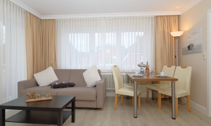 Westerland Apartment | Haus Sarah 5 is located directly on the beach in the heart of Westerland. The beach crossing to Westerland's central beach is about 200 meters away. The house has 8 modern and comfortably furnished vacation apartments for.