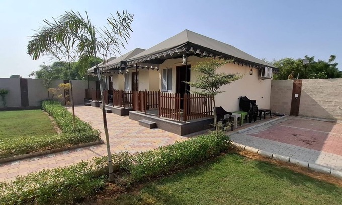 Jaipur District Other | HAVELI RESORT FARMnn3-bedroom farmhouse in marvelous Hathod with AC, WiFi