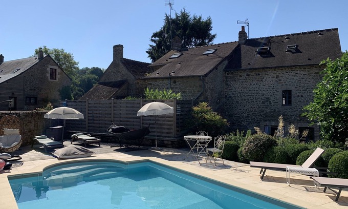 Moulins-le-Carbonnel House | Havre de paix à Saint Ceneri avec piscine privée