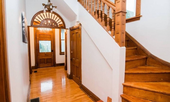 Jefferson City House | Hawkin's House Upper Suite Downtown Jefferson City