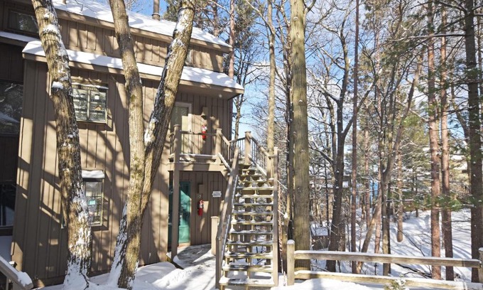 Maple City Hotel | Hawks Nest 48