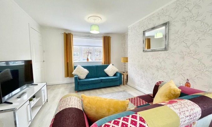 Wishaw Apartment | Hazel House - Vibrant 2 bed house in Wishaw