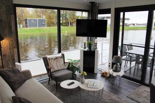 Bad Bederkesa Boat Rental | HB 4 - Hausboot Bad Bederkesa
