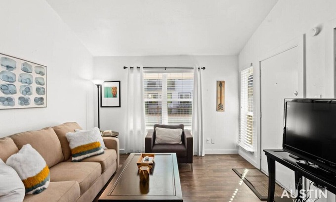 Barton Hills Apartment | HC #101 xxxxxxxxxxxx
