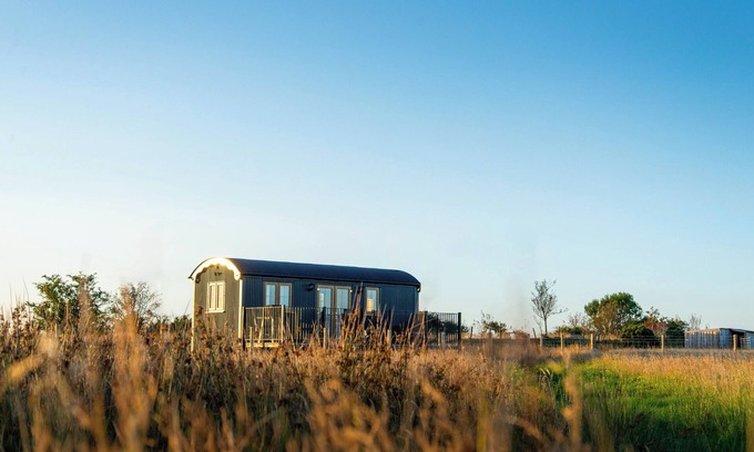 Pentrefelin Cabin | Head For The Hills Glamping Shepherd’s Hut. Pet friendly, mountain viewsnn