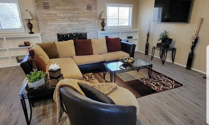 Oklahoma City House | Heart of Adventure District*Mins to Remington*USA Softball Complex*Zoo
