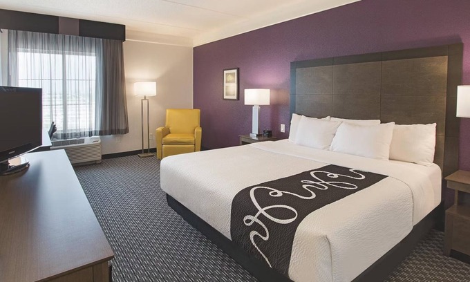 Arlington Hotel | Heart of Adventure: Relax in Comfort Near Six Flags & AT&T Stadium!