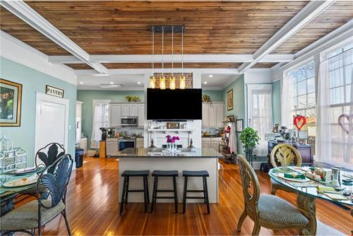 Anderson House | Heart of Downtown, Walk to Dining and Shops
