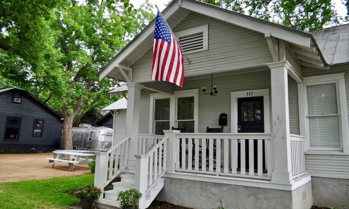 Travis Heights House | Heart of Soco Luxury Bungalow! LOCATION