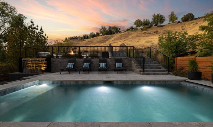 North End House | HEATED POOL ALL YEAR/FIRE PIT/THEATRE - Luxury Home Walkable to Hyde Park & DT