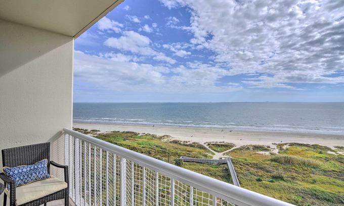 Galveston Condo | Heated Pool + Beach View: Galveston Resort Condo!